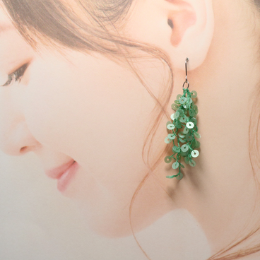 透け感あるグリーン　フラットビーズ　フラワーリーフシャワー