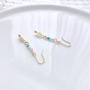 《 ターコイズ × ホワイトマザーオブパール 》 爽やかフックピアス　［送料込み］