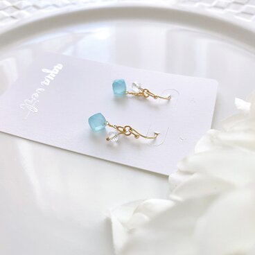 《 ブルーカルセドニー × 天然クリスタル 》 シンプルなフックピアス ［送料込み］