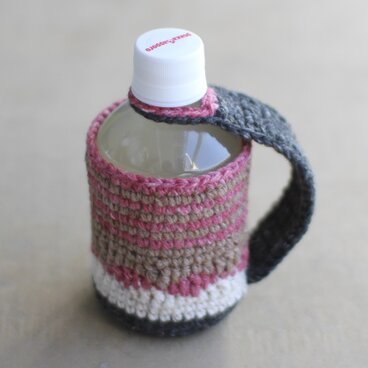 ニット編みの280mlペットボトルホルダー　ストラップ付き