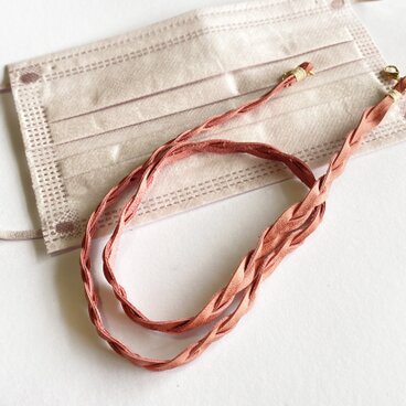 コーラルピンクのマスクホルダー・ストラップ　イタリアンレザーMAYA使用　眼鏡用・グラスコードにも◎　軽量約５ｇ以下