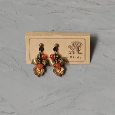 レトロなお花のきらめき、オレンジビーズと飴色の揺れるイヤリング 2104225