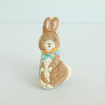 野うさぎ　虹色のスカーフ　刺繍ブローチ【受注製作】