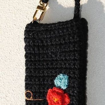 ニットスマホ・携帯ケース（ブラック・バラ）