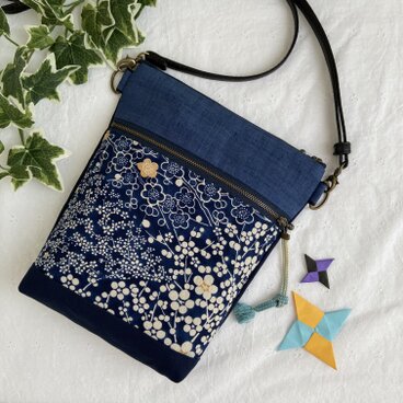 着物リメイク　マチ５㎝ポシェット　紺色　花柄　ハンドメイド　
