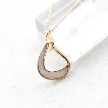 初回完売triangle shell necklace