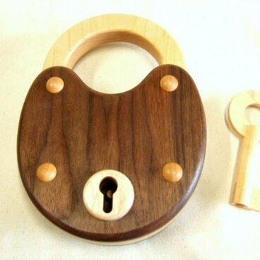 木のカギ～ウォールナット×メープル～