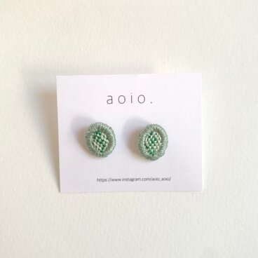 刺繍ピアス【小さな明るい緑色の実】