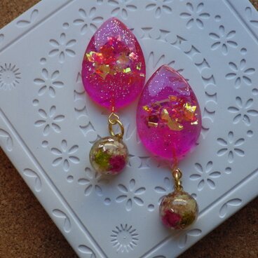 ピンクの華やかイヤーアクセサリー