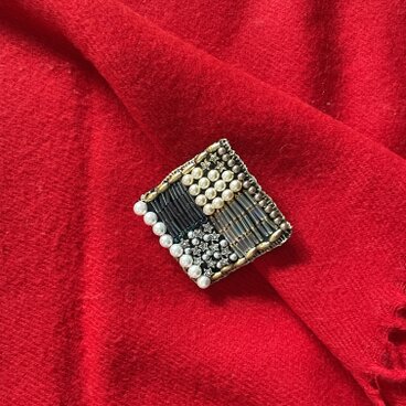 お香のブローチ