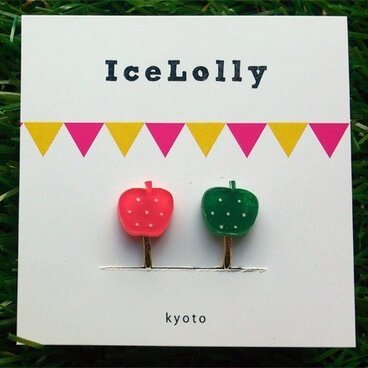 プラバンでできたリンゴのイヤリング（濃いほう）