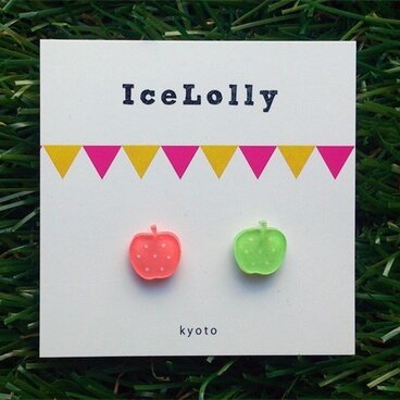 プラバンでできたリンゴのピアス（淡いほう）