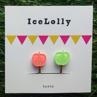 プラバンでできたリンゴのイヤリング（淡いほう）