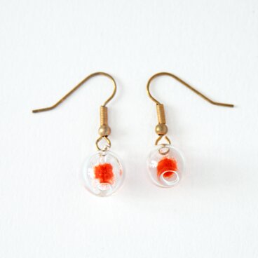 【イギリス製】ハンドメイド  フェルト入り ガラス玉ピアス