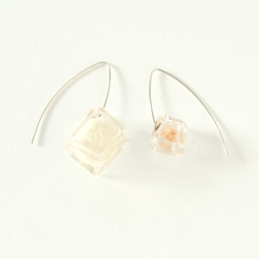 【イギリス製】ハンドメイド  フェルト入り 大小キューブガラス ピアス