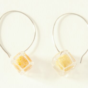 【イギリス製】ハンドメイド  フェルト入り キューブガラスピアス