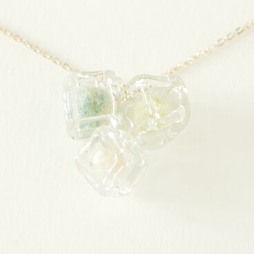 【イギリス製】ハンドメイド  フェルト入り キューブガラスネックレス