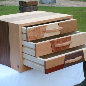 銘木で作った隠し個所付3段の引き出し