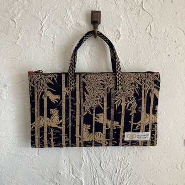 オマモリバッグ　西陣織＜寅＞　紺　竹林の虎×鱗柄　one001