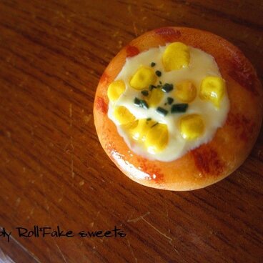 コーンマヨパンのブローチ