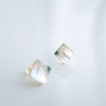 【k18】夜光貝ピアス　スクエアスタッド　9mm