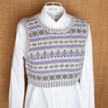 薄紫のフェアアイルショートベスト