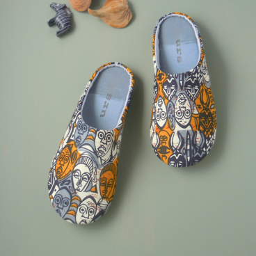 アフリカ仮面だらけ　Mサイズ／ルームシューズ　丈夫で長持ちすべらない、オールシーズンOKな洗える室内履き（スリッパ）