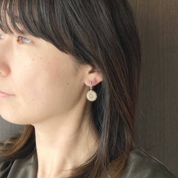 野の花のピアス 黄色｜上品なくすみイエローの絹糸イヤリング｜オンオフ両用アクセサリー