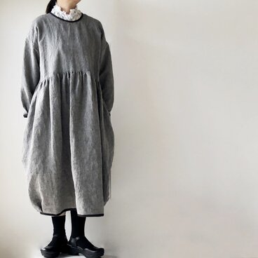 天日干しリネン　シャンブレー・黒＂　雰囲気たっぷりなコクーンデザイン・ワンピース