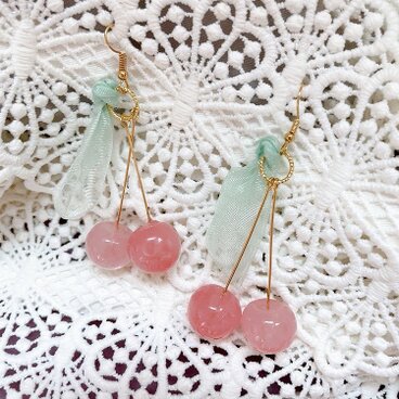 リボンの葉っぱのさくらんぼ風ピアス