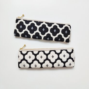 mont bouche フランス生地の花柄ペンケース（黒花柄or白花柄）