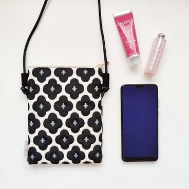 mont bouche フランス生地のスマホポシェット（黒花柄）