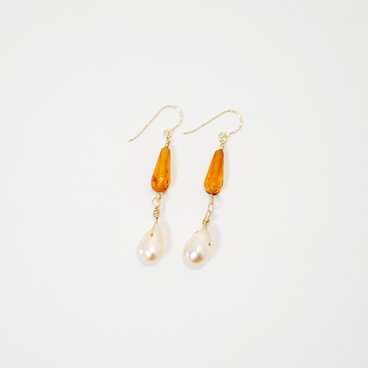 人魚の涙〜14kgf琥珀（アンバー）と真珠（パール）のフックピアス