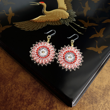 紅白の絹糸イヤリング（金ごま）｜軽くて痛くなりにくい、ハレの日の特別アクセ｜成人式・卒業式・結婚式｜写真映えする華やかデザイン