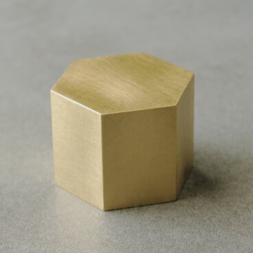 真鍮ペーパーウェイト：六角柱35×29
