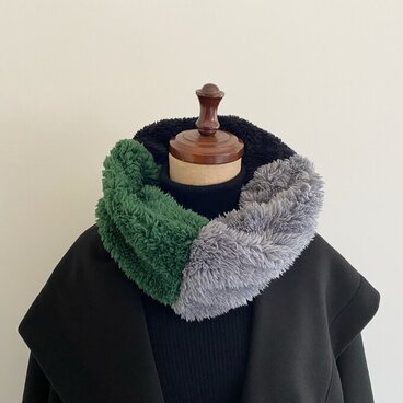 ☆ふんわり☆もこもこボアのスヌード☆おしゃれな配色　３色バイカラー　【black×gray×green】　秋冬