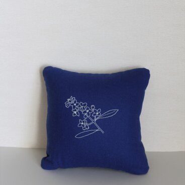 オリーブの花のクッション(ブルー)