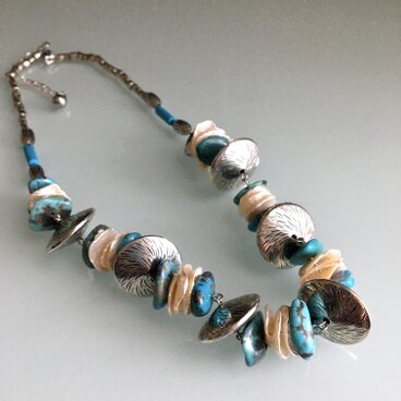 ターコイスとシェルパールのおしゃれネックレス、大振りネックレス