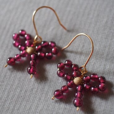 14kgf 深紅ガーネットのリボンモチーフピアス k14gf　華奢　かわいい