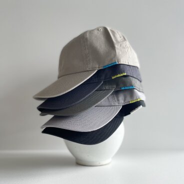 手刺繍を施したコットンキャップ / ユニセックス / ライトグレー