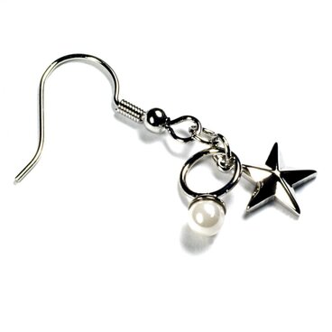 小さなパールの指輪と銀色の星のシルバー・ピアス