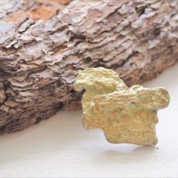 樹皮のブローチ