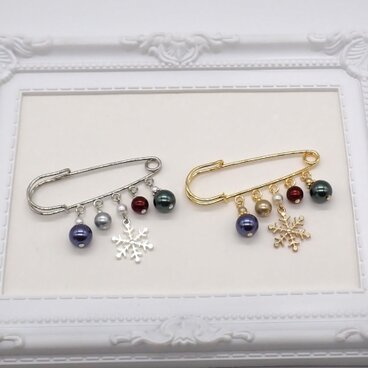 《２色から選べる》クリスマスパールと雪のチャームのブローチ①