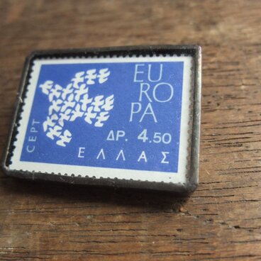 ヴィンテージ切手のブローチ - ギリシャ1961年鳥 青