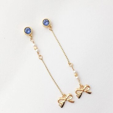 9月誕生石クリスタル フェミニンなリボンチャーム付ピアス/イヤリング