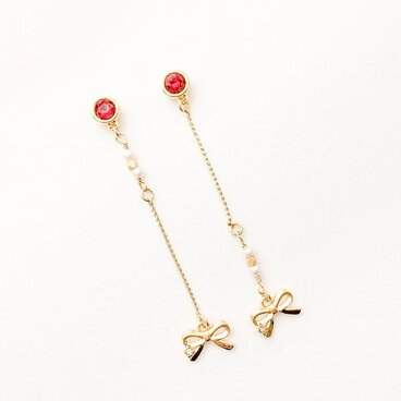 1月誕生石クリスタル フェミニンなリボンチャーム付ピアス/イヤリング