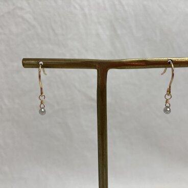 グレーダイヤモンドのシンプルピアス