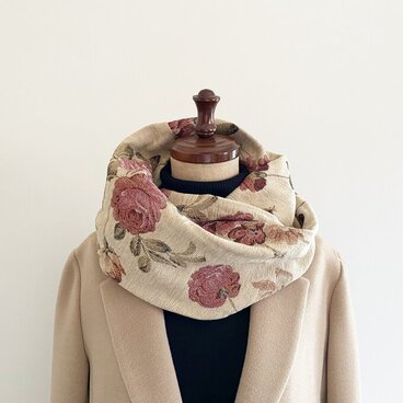上質なゴブラン織のかぶるだけスヌード　上品　大人　薔薇柄　花柄　フラワー　アイボリー　クリーム色