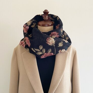 上質なゴブラン織のかぶるだけスヌード　上品　大人　薔薇柄　花柄　フラワー　黒　ブラック　black