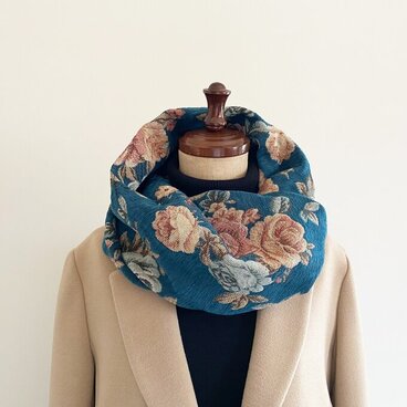 上質なゴブラン織のかぶるだけスヌード　上品　大人　薔薇柄　花柄　フラワー　青　ブルー　